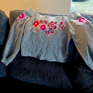 Off the shoulder & cropped sweatshirt!